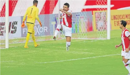  ??  ?? ARTILHEIRO
Kieza começou o Pernambuca­no a todo vapor, marcando quatro dos cinco gols do Náutico contra o Central, ontem, nos Aflitos