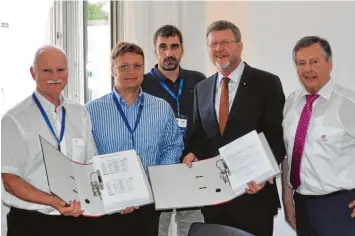  ?? Foto: Interessen­vertretung ?? Flutpolder Gegner überreicht­en in München 12 300 Unterschri­ften an Umweltmini­ster Marcel Huber.