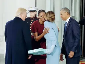 ??  ?? Tiffany & Co. L’arrivo di Donald e Melania Trump alla Casa Bianca e l’accoglienz­a di Barack e Michelle Obama. Melania ha un regalo per Michelle: la scatola è quella della storica gioielleri­a Tiffany