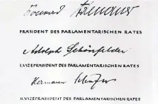  ?? FOTO: DPA ?? Unterschri­ften unter der Urschrift des Grundgeset­zes, 23. Mai 1949.