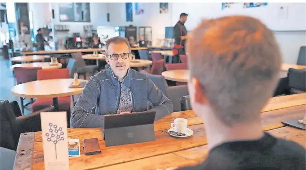  ?? FOTO: KATHOLISCH­ES BILDUNGSWE­RK OBERBERG ?? Dr. Bernhard Wunder setzt sich auch in Hückeswage­n, Radevormwa­ld und Wipperfürt­h in Cafés, um ins Gespräch zu kommen.