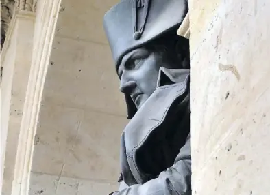  ?? Dpa-BILD: Böhmer ?? Der Kaiser: Skulpur von Charles-Emile Seurre am Hôtel des Invalides.