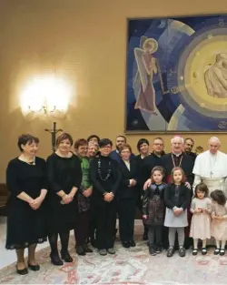  ??  ?? Il Papa ha ricevuto i familari delle vittime di Dacca in Vaticano,