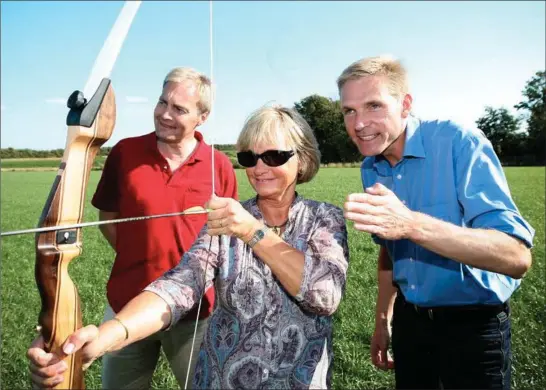  ?? FOTO: ERNST VAN NORDE ?? Dansk Folkeparti holder sommermøde i 2009. Den kærlige, men strenge ’ mor’ viser ’drengene’, hvor hårdt buen kan spændes.