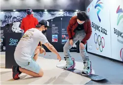  ??  ?? Un visiteur essaie un snowboard sur le stand de l’entreprise américaine Burton lors de l’exposition spéciale sur les sports d’hiver, organisée dans le cadre du Salon internatio­nal du commerce des services de Chine (CIFTIS), le 7 septembre 2020 à Beijing.