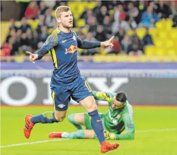  ?? FOTO: DPA ?? Mann des Abends im Fürstentum: Leipzigs Timo Werner jubelt nach seinem 0:2; Monacos Torwart Danijel Subasic hat das Nachsehen. O-Ton RB-Trainer Ralph Hasenhüttl: „Timo ist vor dem Tor eine Granate.“