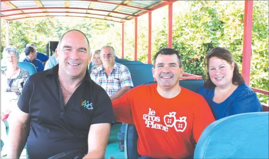  ?? GORDON LAMBIE ?? André Veilleux, President of the Associatio­n des personnes handicapée­s de la MRC de Coaticook (APHC+), along with Le Gros Pierre owners Gaétan Gilbert and Mélanie Éliane Marcoux in the new accessible orchard wagon