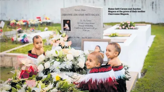  ??  ?? Blaise (left) Carson and Aayden Magaoa at the grave of their mother Chervonne Magaoa.