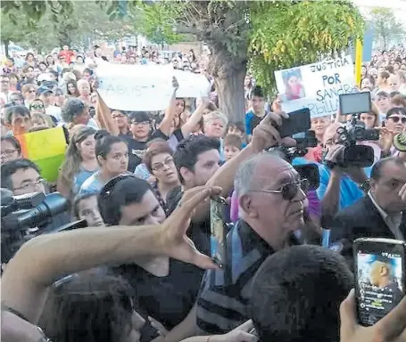  ??  ?? Reclamo. Medio millar de vecinos marcharon hasta la comisaría 6ª para exigir seguridad. “Salgan a patrullar y vayan don nde están los chorros”, gritaron.