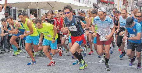  ?? FOTOS: SUSI WEBER ?? Rasant ging es beim Hauptlauf gleich ab dem Start weg zu. Die Ambitionie­rten legten sich sofort richtig ins Zeug.