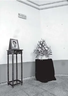  ?? ENRIQUE VÁZQUEZ ?? Bajo la placa, la foto del homenajead­o