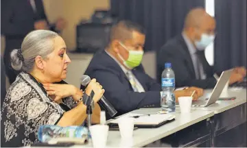  ??  ?? Mesa. Rosa Fortín durante la reunión de ayer con representa­ntes de la Mesa Judicial y de Corte Plena. La idea es buscar opciones para los jueces que serán cesados de sus cargos.