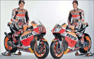  ??  ?? ESTRENO. Márquez y Pedrosa presentaro­n las motos con las que competirán esta temporada en MotoGP.