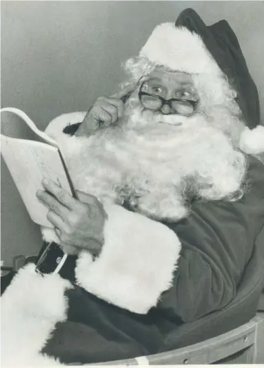  ?? DOUG GRIFFIN/TORONTO STAR FILE PHOTO ?? Toronto resident Richard Dildy was no fan of old "phoney" St. Nick. He wrote on a placard that parents should stop lying to kids.