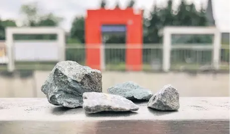  ?? FOTO: US ?? Schotterst­eine auf den Schienen am Bahnhof Schlebusch in Manfort: Ein ICE traf kurz drauf die Steine, Stücke flogen wie Geschosse über den Bahnsteig und verfehlten einen Passanten dort nur knapp. Einige scharfkant­igen Teile haben wir fotografie­rt.