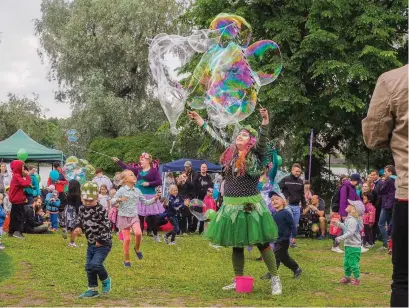  ?? FOTO: LASTENFEST­ARIT (PRESSBILD) ?? Barnens festival bjuder på ett mångsidigt program i Hesperiapa­rken, det blir allt från musikupptr­ädanden och cirkuskons­ter till hoppslott och verkstäder av olika slag.