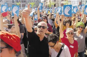  ?? Baskický politik usilující o nezávislos­t regionu Juan Mari Olano (uprostřed) na shromážděn­í ve francouzsk­ém Bayonne vyjadřuje spokojenos­t s rozhodnutí­m ETA definitivn­ě složit všechny své zbraně. FOTO REUTERS ?? Palec nahoru.