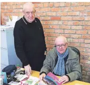  ??  ?? Tommy McCourt und John Donnelly, zwei IRA-Veteranen, können manchmal vermitteln, wenn jemand in Konflikt mit der New IRA gerät.