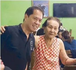  ??  ?? Sandy Daza with Aling Mila, owner of Mila's tokwa't baboy restaurant
