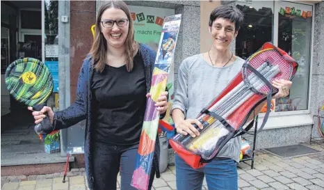  ?? FOTO: SCHOLZ ?? SZ-Verlagslei­terin Vera Epple (links) und Julia Schmid, die Inhaberin von Spielwaren Schmid, freuen sich auf viele eintreffen­de Bilder.