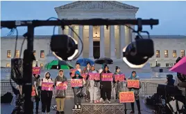  ?? ?? Defensores Del alivio de la deuda estudianti­l reunidos frente a la Corte Suprema en Capitol Hill en Washington, el pasado lunes