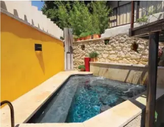 ??  ?? ELLE PASSE PARTOUT
Découvrez les mini piscines Diffazur. Que ce soit la gamme IXess ou des piscines de moins de 30m2, Diffazur réalise toutes les tailles de piscines pour convenir à tous les espaces !