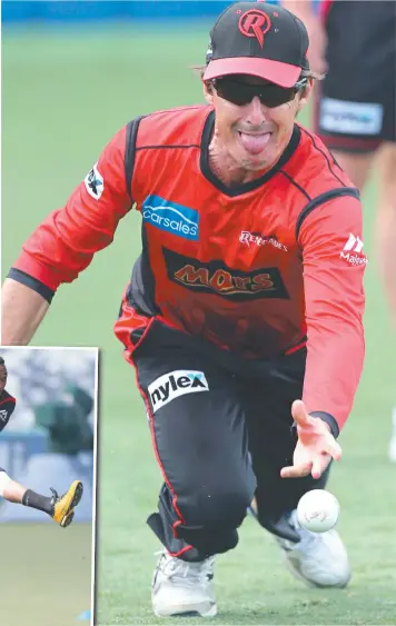  ?? Pictures: MIKE DUGDALE ?? READY FOR KICK-OFF: Dwayne Bravo, left, channels his footy skills on GMHBA Stadium yesterday, as veteran spinner Brad Hogg cuts a familiar pose in a fielding drill.