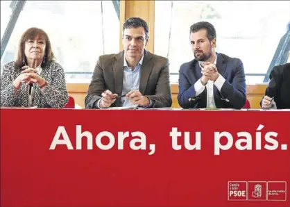  ?? EFE / R. GARCÍA ?? Els dirigents socialiste­s Narbona, Sánchez i Tanduca, ahir, a Valladolid.