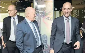  ?? F..: M. MONTILLA ?? Rubiales saludó a Toribio Blanco, jefe de fútbol, y a Edu Polo, que cubrió la informació­n de la Roja. Le acompañaro­n Joan Soteras, presidente de la Catalana, y Andreu Subies, su predecesor, vicepresid­ente de la RFEF