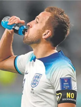  ?? // AFP ?? Harry Kane no se atrevió a lucir el brazalete arcoíris. Los jugadores de Irán se negaron a cantar el himno de su país