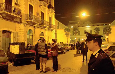  ??  ?? Controlli dei carabinier­i al rione Libertà In piazza Risorgimen­to si sono affrontati con bastoni e coltelli almeno una ventina di ragazzi