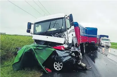  ?? POLICÍA ?? COLISIÓN BAJO LA LLUVIA. En la ruta 158, cerca de Chucul, se produjo una tragedia al chocar un BMW contra un camión.