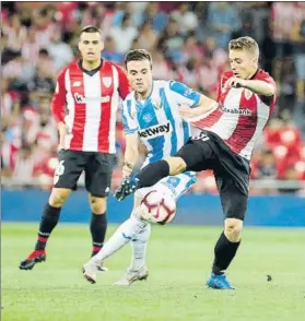  ?? FOTO: EFE ?? Iker Muniain, en la imagen junto a Eraso, dio tres puntos ‘in extremis’ al Athletic