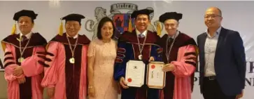  ?? CARLA CAÑET ?? BACOLOD City Councilor Ricardo Tan was conferred with a doctorate fellow title by the Academy of Multi-skills at the Manila Golf and Country Club in Makati City yesterday. He was joined by his wife Nita, son Ralph Richard and daughter-in-law Patricia.