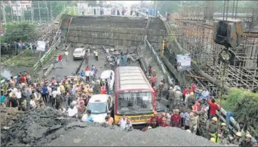  ?? SAMIR JANA/HT ?? Rescue operations at the site of the Majerhat bridge collapse in Kolkata on Tuesday.