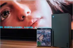 ??  ?? CDS, DVDS, Blu-rays und auch Uhd-blu-rays spielt die Xbox Series X allesamt ab, Sie müssen lediglich passende Mediaplaye­rapps installier­en. Leider sind die Einstellun­gsmöglichk­eiten limitiert, mit Uhd-blu-rays wird kein Dolby Vision unterstütz­t und 4K-discs lassen das Laufwerk in maximaler Lautstärke ertönen