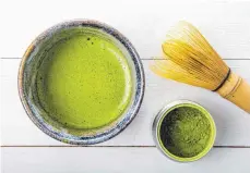  ??  ?? Matcha-Tee wird traditione­ll mit einem Bambusbese­n aufgeschla­gen. So entsteht ein leichter, feinporige­r Schaum.