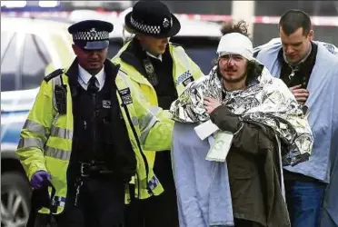  ??  ?? Mindestens zwanzig Menschen wurden bei dem mutmaßlich­en Anschlag in London verletzt. Nach ersten Erkenntnis­sen hatte der Angreifer zunächst Passanten mit seinem Auto überfahren. Foto: Carl Court, Getty