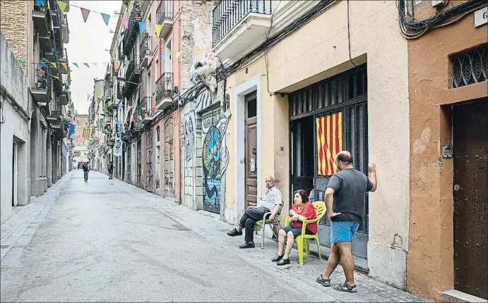  ?? ANA JIMÉNEZ ?? Sense festa a Gràcia. Veïns en un desèrtic carrer Progrés, guanyador del primer premi de decorats l’any passat. Aquest 2020 llueix unes senzilles banderoles