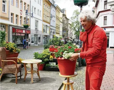  ?? FOTO: SYLVIA EIGENRAUCH ?? Gastronom Volker König stellt einen Blumentopf auf die Freifläche vor seinem Restaurant auf der Sorge.