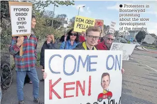  ??  ?? ● Protesters in Bontnewydd protesting about the slow developmen­t of the new by pass.