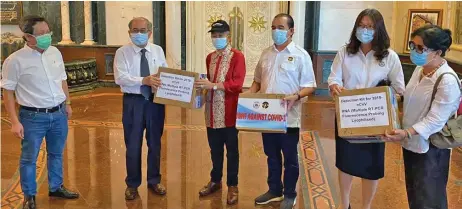  ??  ?? Naroden (third left) hands over a box of Covid-19 test kit to Uggah. From left are Dr Sim, Hashim, Ting and Dayang Nena.