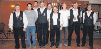  ?? FOTO: SIMON SCHNEIDER ?? Narrenvate­r Martin Schnell freut sich auf die wiedergewä­hlten Elfer- und Beiräte Björn Wegmann, Andreas Winker, Marius Schwarz, Alexander Traub, Jörg Reizner und Elias Schnell und ehrt seine Mitglieder Werner Staudt und Andreas Haas für ihre...