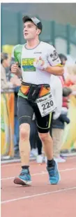  ?? ?? Julian Kreten von den Eifelläufe­rn läuft trotz starker Sehbeeintr­ächtigung Strecken zwischen zehn Kilometern und Marathon.