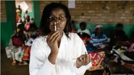  ??  ?? Doctors in Burundi are vaccinatin­g children against TB. This has become more difficult during the lockdown.