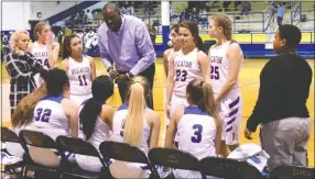  ?? Westside Eagle Observer/MIKE ECKELS ?? Fess Thompson (center) devises a plan for the Lady Bulldogs to hold on to their lead during the Decatur-Fayettevil­le Haas Hall varsity basketball contest at Peterson Gym in Decatur Dec. 4. The Lady Bulldogs defeated the Lady Mastiffs, 55-28.