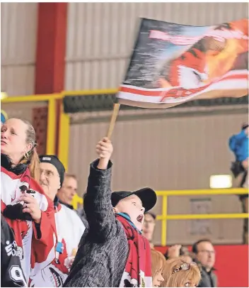  ?? FOTO: TANJA PICKARTZ ?? Ohne Zuschauere­innahmen ist für die Eishockey-Oberligist­en eine Saison nicht zu finanziere­n. Die Corona-Pandemie sorgt für massive Sorgen bei den Füchsen.