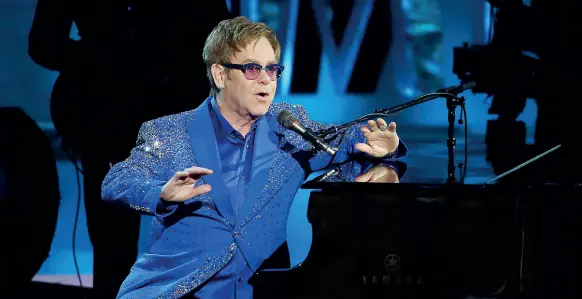  ??  ?? Sul palco Elton John ha annunciato per il 2019 il suo tour d’addio Una delle tappe sarà a Verona, con due concerti in Arena: il primo il 29 maggio, il secondo il 30 (archivio)