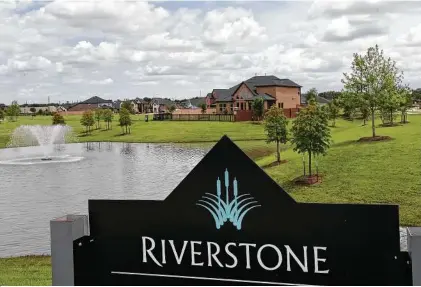  ?? Melissa Phillip photos / Houston Chronicle ?? Riverstone, in the Missouri City area, hasn’t seen a slowdown at the high end of the market.