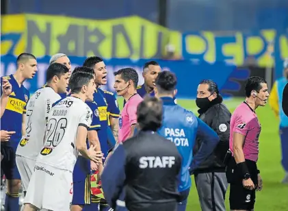  ??  ?? En la Libertador­es, sí. El VAR se usa en el país para partidos continenta­les.En Boca-Mineiro hubo polémica.